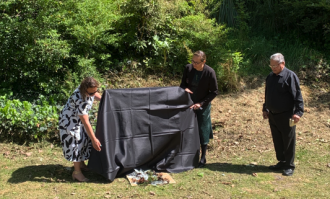 Councillor Sela Kingi, Mayor Faylene Tunui and Koro Te Haukakawa unveiling the Te Marukaa Plaque