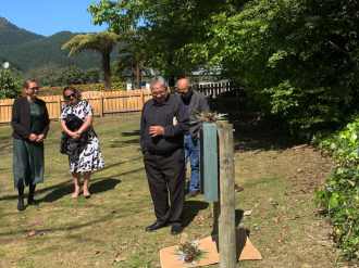 Koro Te Haukakawa blessing Te Marukaa Plaque